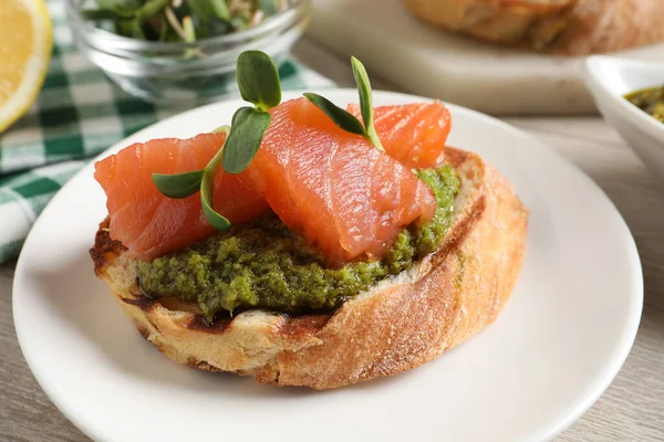 Delicioso Bruschetta Com Molho Salmão Pesto Mesa Close — Fotografia de Stock