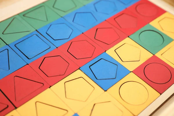 Drewniane Puzzle Różnych Kształtach Geometrycznych Kolorach Stole Zbliżenie Zabawka Montessori — Zdjęcie stockowe