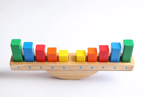 Drewniana Skala Kolorowymi Klockami Izolowanymi Biało Zabawka Montessori — Zdjęcie stockowe