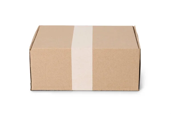 Одна Закрытая Картонная Коробка Изолированная Белом — стоковое фото