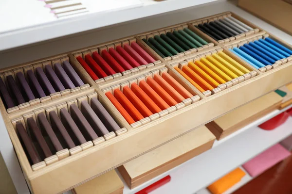 Scatola Legno Con Tavolette Colori Altri Giocattoli Montessori Sugli Scaffali — Foto Stock
