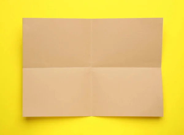 List Hnědého Papíru Žlutém Pozadí Horní Pohled — Stock fotografie