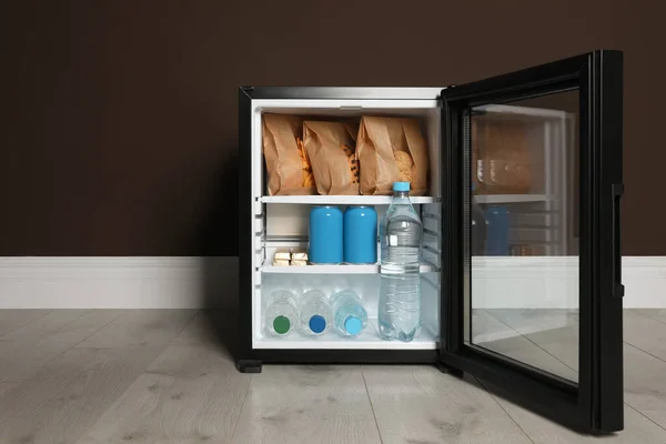 Mini Bar Lleno Alimentos Bebidas Cerca Pared Marrón Interior — Foto de Stock