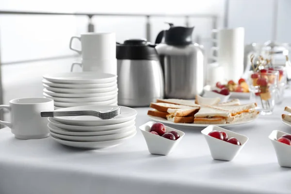 Tafel Met Verschillende Heerlijke Snacks Servies Binnen Koffiepauze — Stockfoto