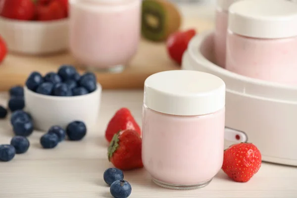 Frascos Porciones Para Yogurt Maker Diferentes Frutas Mesa Madera Blanca — Foto de Stock