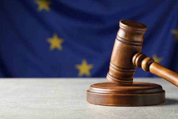 Trä Domare Klubba Grått Bord Mot Europeiska Unionens Flagga Närbild — Stockfoto