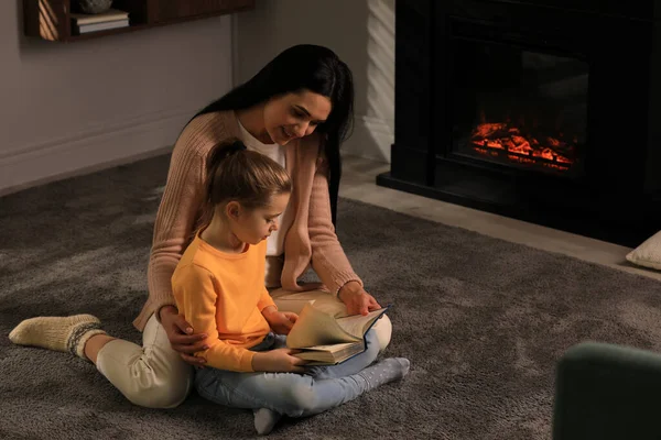 Glückliche Mutter Und Tochter Beim Gemeinsamen Lesen Auf Dem Fußboden — Stockfoto