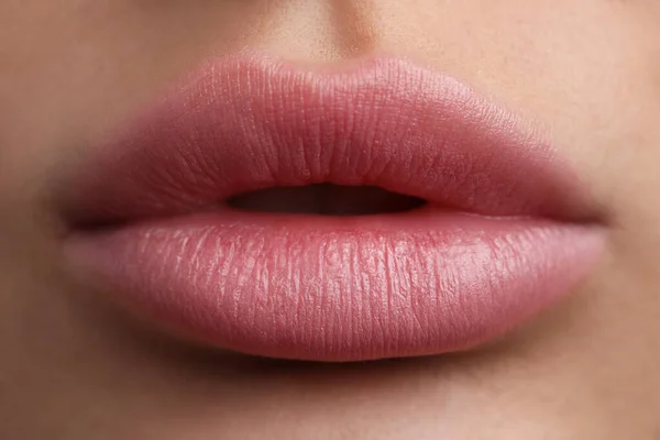 美しい唇を持つ若い女性 クローズアップビュー — ストック写真