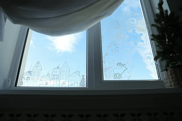 漂亮的图画 窗上是人造雪制成的 角度低 圣诞装饰 — 图库照片