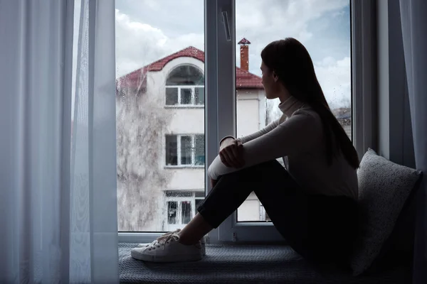メランコリックの若い女性が窓の外を見て テキストのためのスペース 孤独の概念 — ストック写真