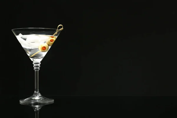 Cocktail Martini Avec Glace Olives Sur Fond Sombre Espace Pour — Photo