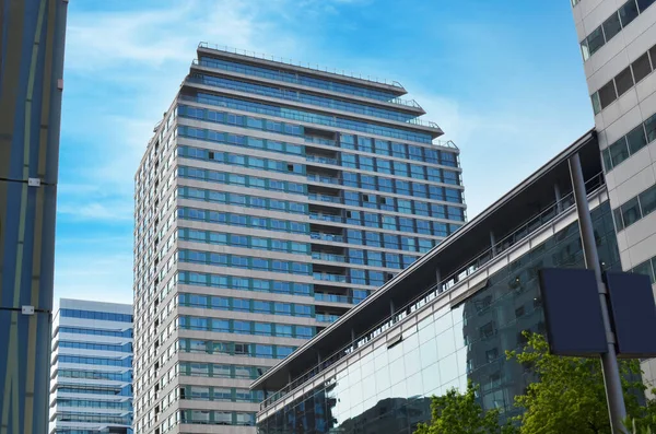 Güneşli bir günde modern binaların güzel manzarası.