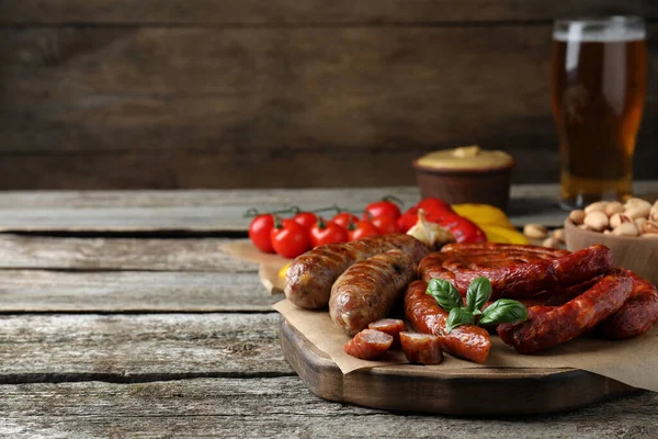 Ahşap masada değişik lezzetli atıştırmalıklar, metin için yer