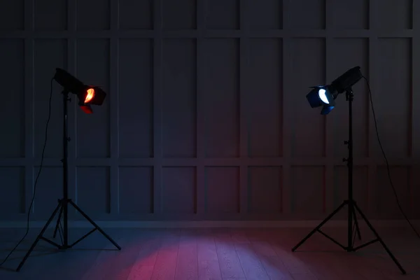 Karanlık Odada Duvarın Yanında Parlak Kırmızı Mavi Spot Işıkları Metin — Stok fotoğraf