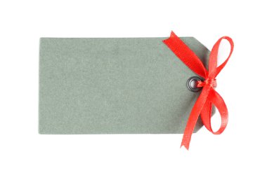 Beyaz arka planda kırmızı saten kurdeleli boş gri hediye etiketi, üst manzara. Tasarım için boşluk