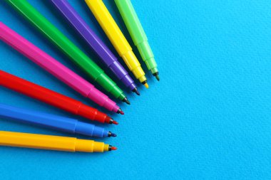 Açık mavi arkaplanda birçok renkli işaret var. Düz ve metin için boşluk var. Okul sayfası