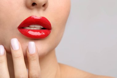 Kusursuz dudakları olan genç bir kadın arka planda, yakın plan. Metin için boşluk