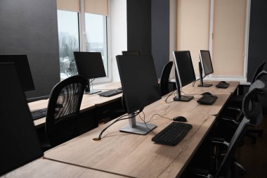 Açık uzay ofisindeki birçok modern bilgisayar
