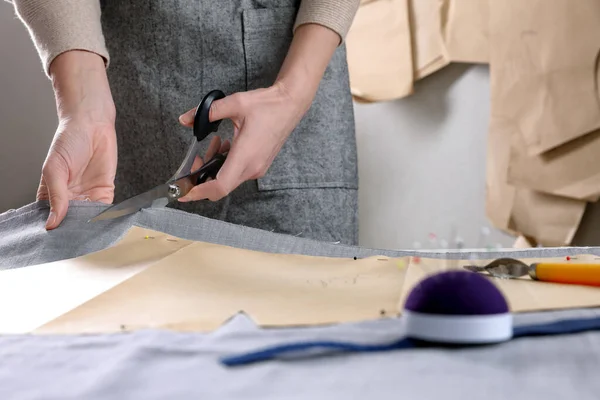 Tissu Coupe Sur Mesure Avec Ciseaux Table Atelier Gros Plan — Photo