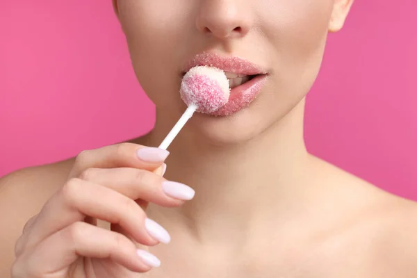 Mujer Joven Con Hermosos Labios Cubiertos Azúcar Comer Piruleta Sobre — Foto de Stock