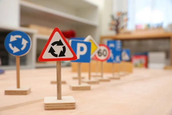 Différents Panneaux Signalisation Miniatures Sur Table Bois Espace Pour Texte — Photo