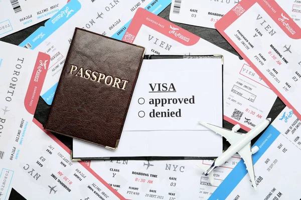 Επίπεδη Σύνθεση Διαβατήριο Παιχνίδι Αεροπλάνο Και Εισιτήρια Μαύρο Τραπέζι Παραλαβή — Φωτογραφία Αρχείου