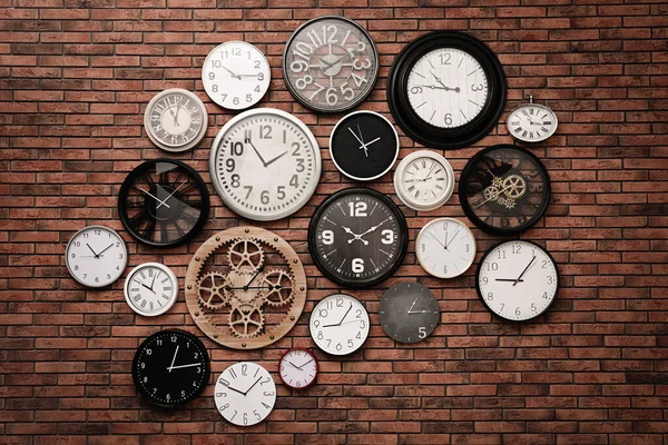 Collezione Orologi Appesi Muro Mattoni Rossi — Foto Stock