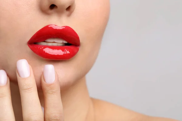 Jonge Vrouw Met Perfecte Lippen Make Lichte Achtergrond Close Ruimte — Stockfoto