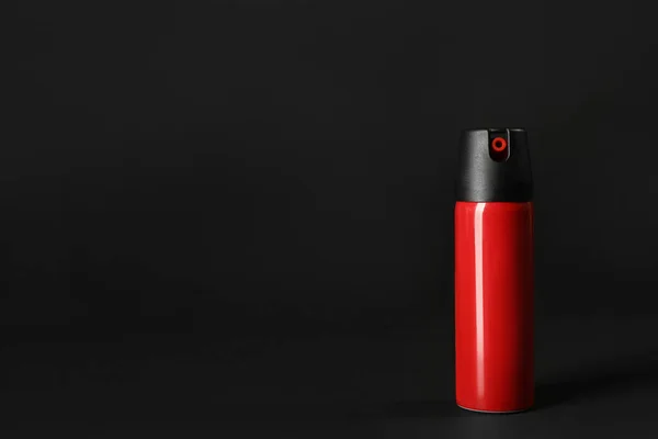 Flaska Med Gas Peppar Spray Svart Bakgrund Plats För Text — Stockfoto