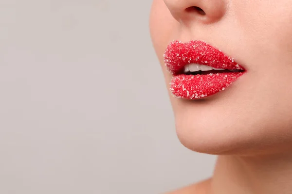 Νεαρή Γυναίκα Όμορφα Χείλη Καλυμμένα Ζάχαρη Ελαφρύ Φόντο Κοντινό Πλάνο — Φωτογραφία Αρχείου