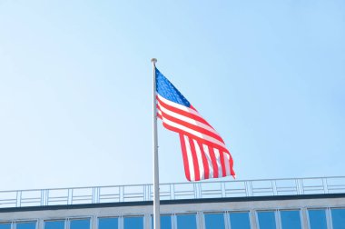 Güneşli bir günde Amerikan bayrağı dalgalanıyor.