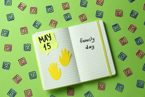 Happy Family Day Notizbuch Mit Text Und Dekorativen Büroklammern Auf — Stockfoto