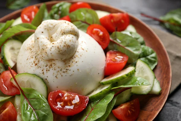 Köstlicher Burrata Salat Mit Tomaten Und Gurken Auf Teller Nahaufnahme — Stockfoto