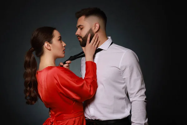 Hombre Barbudo Guapo Con Señora Sexy Sobre Fondo Oscuro — Foto de Stock