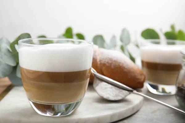 Latte Macchiato Lezat Dan Croissant Atas Meja Ruang Untuk Teks — Stok Foto