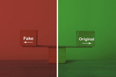 Sahte ve Orijinal kelimeli tahta küplerle renk arkaplanı karşı karşıya. İntihal konsepti