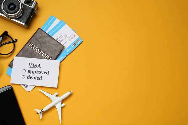 Composición Plana Con Pasaporte Plano Juguete Cámara Sobre Fondo Naranja — Foto de Stock