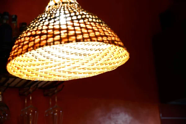 Visící Proutěný Odstín Lampy Uvnitř Detailní Záběr Mezera Pro Text — Stock fotografie