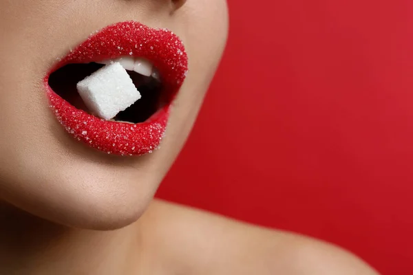 Γυναίκα Όμορφα Χείλη Τρώει Κύβο Ζάχαρης Κόκκινο Φόντο Closeup Χώρος — Φωτογραφία Αρχείου