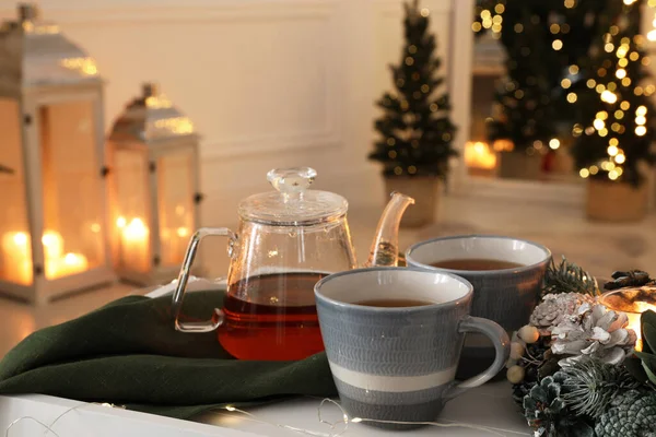 Aromatischer Tee Auf Weißem Tisch Weihnachtlich Dekorierten Zimmer — Stockfoto