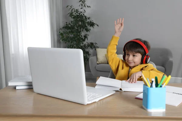 Menino Bonito Com Laptop Moderno Estudando Line Casa Learning — Fotografia de Stock