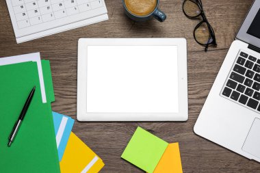 Modern aletler, bardaklar ve ofis kağıtları ahşap masa, düz yatak. Uzaklık öğrenimi