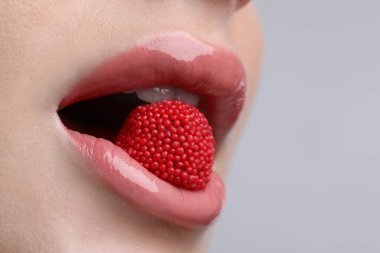 Mükemmel dudakları olan genç bir kadın, yakın plan.