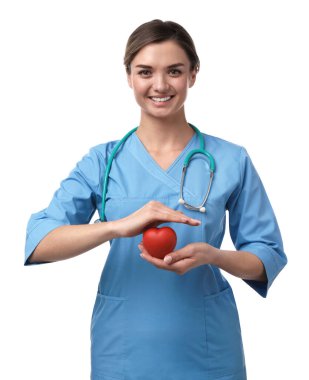 Steteskoplu doktor ve beyaz arka planda kırmızı kalp. Kardiyoloji kavramı