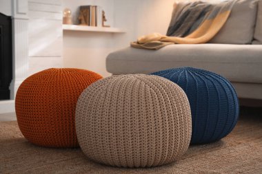 Odadaki kanepenin yanında şık, rahat puf. Ev tasarımı