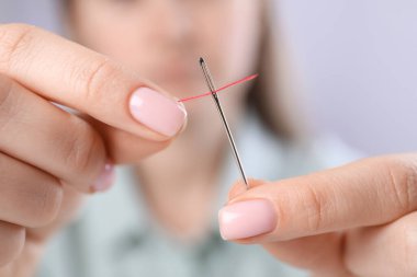 Kadın iğne ipliği, yakın çekim görüntüsü. Dikiş ekipmanları