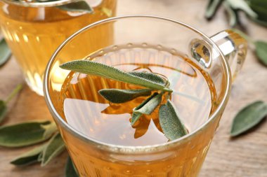 Bir fincan taze yapraklı aromatik adaçayı, yakın plan.