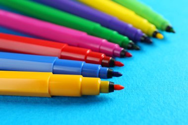 Açık mavi arka planda birçok renkli işaret var, yakın plan. Okul sayfası