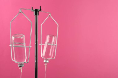 Pembe arka planda serum takıldı. Metin için boşluk