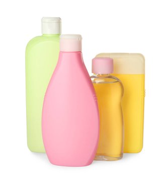 Beyaz arkaplanda bebek kozmetik ürünleri seti